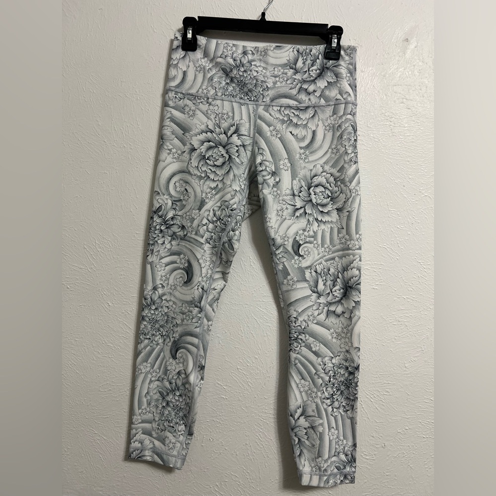 Lululemon Athletica White and Gray Patterned Leggings Size 10